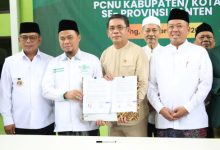 Gubernur Banten, Andra Soni mendampingi Menteri ATR BPN, Nusron Wahid menyerahkan sertifikat tanah wakaf. Foto Biro Adpim Banten