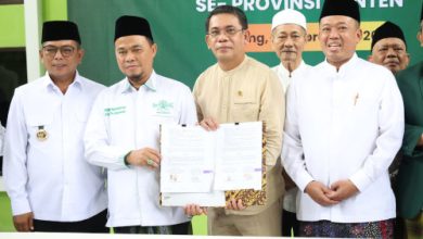 Gubernur Banten, Andra Soni mendampingi Menteri ATR BPN, Nusron Wahid menyerahkan sertifikat tanah wakaf. Foto Biro Adpim Banten