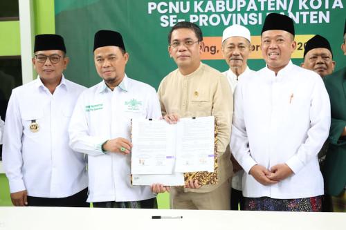 Gubernur Banten, Andra Soni mendampingi Menteri ATR BPN, Nusron Wahid menyerahkan sertifikat tanah wakaf. Foto Biro Adpim Banten
