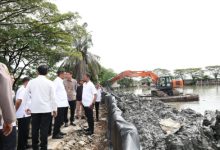 Gubernur Banten, Andra Soni meninjau normalisasi Situ Bulakan, Kelurahan Periuk. Foto Biro Adpim Banten
