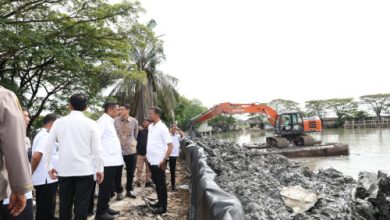 Gubernur Banten, Andra Soni meninjau normalisasi Situ Bulakan, Kelurahan Periuk. Foto Biro Adpim Banten