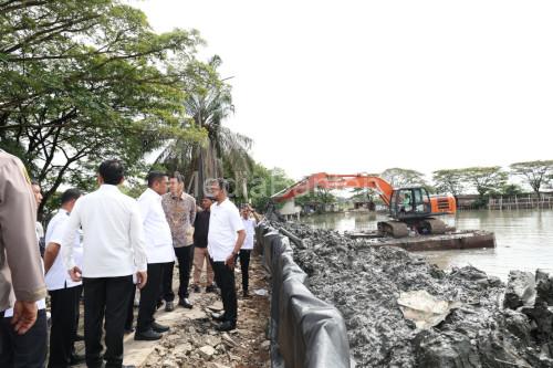 Gubernur Banten, Andra Soni meninjau normalisasi Situ Bulakan, Kelurahan Periuk. Foto Biro Adpim Banten