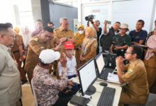 Gubernur Banten, Andra Soni ketika berada di SMA PGRI 56 Ciputat. Foto Biro Adpim Banten
