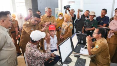Gubernur Banten, Andra Soni ketika berada di SMA PGRI 56 Ciputat. Foto Biro Adpim Banten