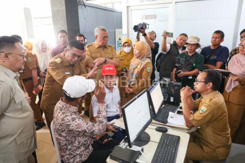Gubernur Banten, Andra Soni ketika berada di SMA PGRI 56 Ciputat. Foto Biro Adpim Banten