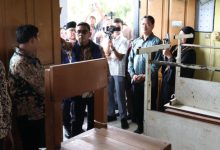 Gubernur Banten, Andra Soni meninjau ambruk plafon ruang kelas di SMAN 14 Kota Tangerang. Foto: Biro Adpim Banten