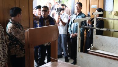 Gubernur Banten, Andra Soni meninjau ambruk plafon ruang kelas di SMAN 14 Kota Tangerang. Foto: Biro Adpim Banten