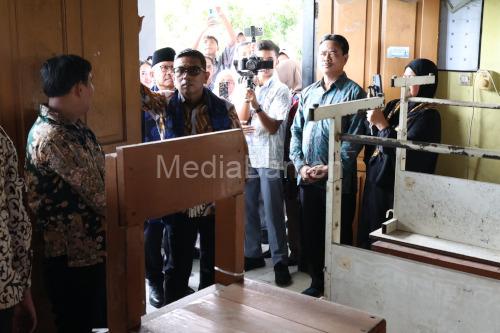 Gubernur Banten, Andra Soni meninjau ambruk plafon ruang kelas di SMAN 14 Kota Tangerang. Foto: Biro Adpim Banten