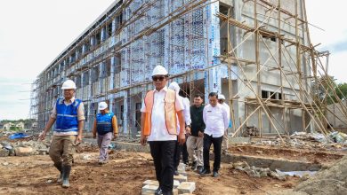 Gubernur Banten, Andra Soni meninjau pembangunan gedung SMAN 9 Kota Serang. Foto Biro Adpim Banten