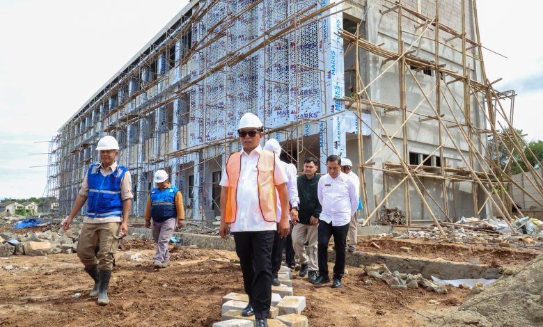 Gubernur Banten, Andra Soni meninjau pembangunan gedung SMAN 9 Kota Serang. Foto Biro Adpim Banten