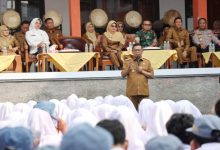Gubernur Banten, Andra Soni di tengah siswa SMK Nurul Huda Baros. Foto Biro Adpim Banten