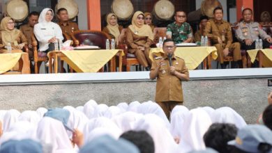 Gubernur Banten, Andra Soni di tengah siswa SMK Nurul Huda Baros. Foto Biro Adpim Banten