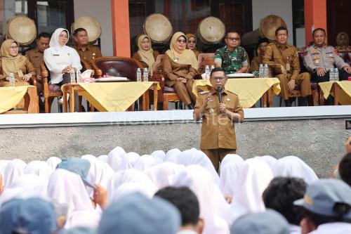 Gubernur Banten, Andra Soni di tengah siswa SMK Nurul Huda Baros. Foto Biro Adpim Banten