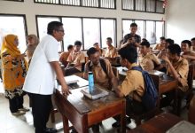 Gubernur Banten, Andra Soni di depan murid SMK PGRI 1 Kota Serang. Foto Biro Adpim Banten