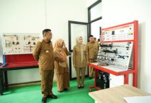 Gubernur Banten, Andra Soni meninjau ruang praktik siswa SMKN 1 Anyer. Foto Biro Adpim Banten