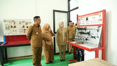 Gubernur Banten, Andra Soni meninjau ruang praktik siswa SMKN 1 Anyer. Foto Biro Adpim Banten