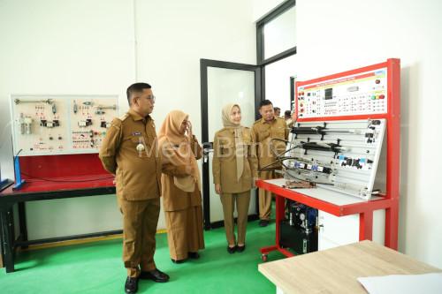 Gubernur Banten, Andra Soni meninjau ruang praktik siswa SMKN 1 Anyer. Foto Biro Adpim Banten