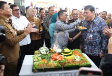 Gubernur Banten, Andra Soni menyuapkan potongan tumpeng ke Dirut Bank Banten. Foto: Biro Adpim Banten