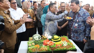 Gubernur Banten, Andra Soni menyuapkan potongan tumpeng ke Dirut Bank Banten. Foto: Biro Adpim Banten