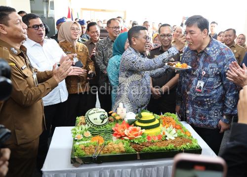 Gubernur Banten, Andra Soni menyuapkan potongan tumpeng ke Dirut Bank Banten. Foto: Biro Adpim Banten