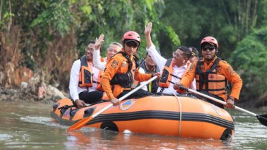 Gubernur Banten, Andra Soni menyusuri Kali Angke. Foto: Biro Adpim Banten