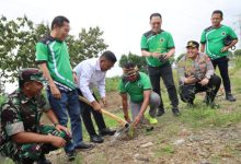 Gubernur Banten, Andra Soni menanam pohon kelor di Bantaran Kali. Foto Biro Adpim Banten