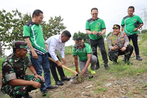 Gubernur Banten, Andra Soni menanam pohon kelor di Bantaran Kali. Foto Biro Adpim Banten