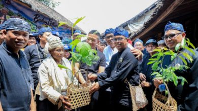 Gubernur Banten, Andra Soni acara HUT PUB ke-8 di Ciboleger, Baduy Luar. Foto Biro Adpim Banten