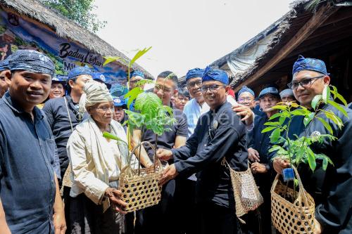 Gubernur Banten, Andra Soni acara HUT PUB ke-8 di Ciboleger, Baduy Luar. Foto Biro Adpim Banten