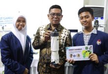 Gubernur Banten, Andra Soni bersama penemu robot gambut. Foto: Biro Adpim Banten
