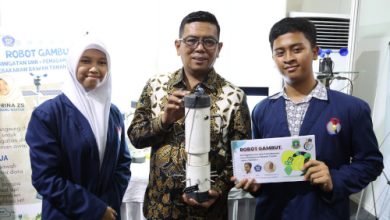 Gubernur Banten, Andra Soni bersama penemu robot gambut. Foto: Biro Adpim Banten
