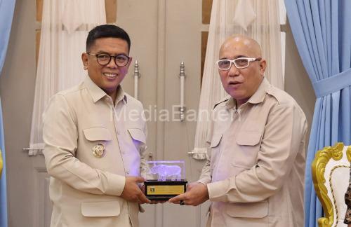 Gubernur Banten, Andra Soni dan Dirut Telkom Akses, Irphan Wijaya. Foto Biro ADpim Banten