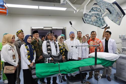 Gubernur Banten, Andra Soni meninjau fasilitas di salah satu RSUD. Foto Biro Adpim Banten