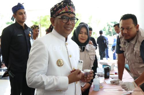 Gubernur Banten, Andra Soni tes urine narkotika. Foto: Biro Adpim Banten