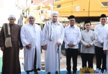Gubernur Banen, Andra Soni bersama Habib Jindan bin Novel bin Salim bin Jindan di Masjid Mubarokah. Foto Biro Adpim Banten