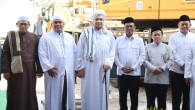 Gubernur Banen, Andra Soni bersama Habib Jindan bin Novel bin Salim bin Jindan di Masjid Mubarokah. Foto Biro Adpim Banten