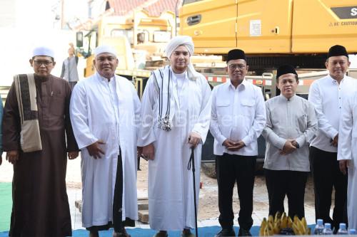 Gubernur Banen, Andra Soni bersama Habib Jindan bin Novel bin Salim bin Jindan di Masjid Mubarokah. Foto Biro Adpim Banten