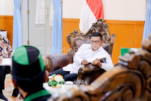 Gubernur Banten, Andra Soni dalam pertemuan dengan HMI se-Banten. Foto Biro Adpim Banten