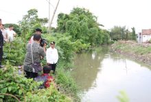 Gubernur Banten, Andra Soni meninjau Kali Malang yang merupakan bagian dari DAS Cibanten. Foto: Biro Adpim Banten