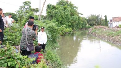 Gubernur Banten, Andra Soni meninjau Kali Malang yang merupakan bagian dari DAS Cibanten. Foto: Biro Adpim Banten