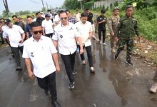 Gubernur Banten, Andra Soni dan Wali Kota Serang, Budi Rustandi meninjau lokiasi flyover Unyur. Foto Biro Adpim Banten