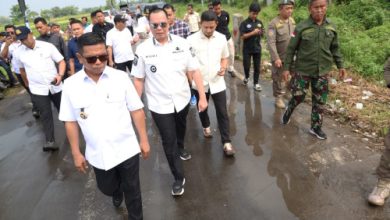 Gubernur Banten, Andra Soni dan Wali Kota Serang, Budi Rustandi meninjau lokiasi flyover Unyur. Foto Biro Adpim Banten
