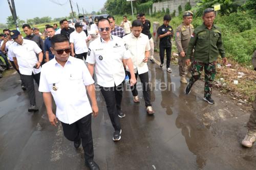 Gubernur Banten, Andra Soni dan Wali Kota Serang, Budi Rustandi meninjau lokiasi flyover Unyur. Foto Biro Adpim Banten
