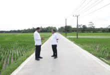 Gubernur Banten, Andra Soni meninjau jalan desa yang dibaung melalui Program Bang Andra. Foto Biro Adpim Banten