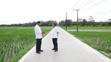 Gubernur Banten, Andra Soni meninjau jalan desa yang dibaung melalui Program Bang Andra. Foto Biro Adpim Banten