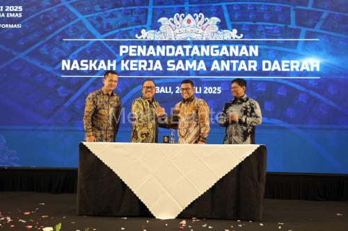 Andra Soni, Gubernur Banten melakukan MoU dengan Sulbar soal pengiriman transmigran. Foto: Biro Adpim Banten