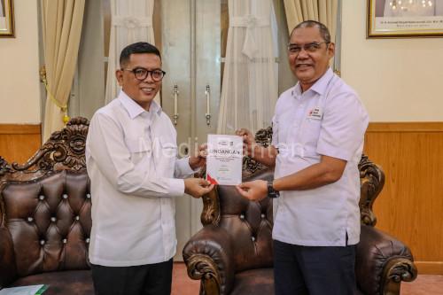 Gubernur Banten, Andra Soni menerima undangan dari Pengurus PMI Kabupaten Tangerang. Foto: Biro Adpim Banten