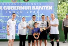 Gubernur Banten, Andra Soni dalam Turname Tenis Gubernur Banten. Foto Biro Adpim Banten