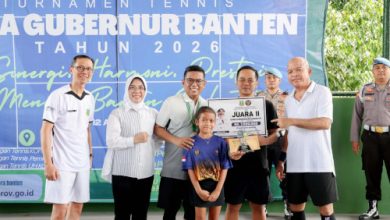Gubernur Banten, Andra Soni dalam Turname Tenis Gubernur Banten. Foto Biro Adpim Banten