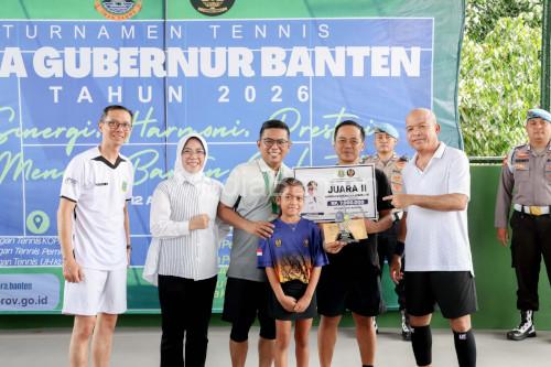 Gubernur Banten, Andra Soni dalam Turname Tenis Gubernur Banten. Foto Biro Adpim Banten